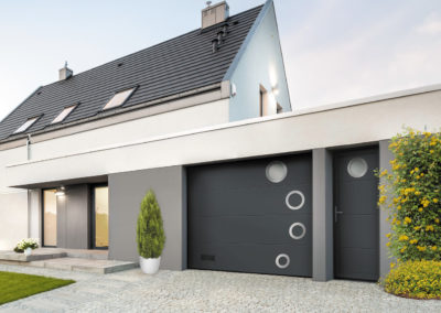 Vertical Thermo + Porte de service PVC coordonnée - RAL 7021 - Décor SOLÉA